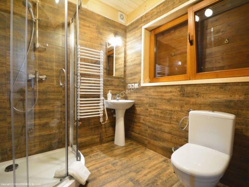 GrywałdDomki Czterech Braci的浴室配有卫生间、淋浴和盥洗盆。