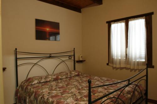 切里亚莱Camping Ali Baba的一间卧室设有一张床和一个窗口