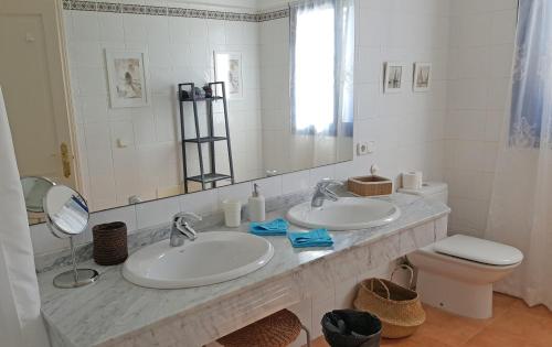 普拉亚布兰卡VILLA DUNIA by Villitas的浴室设有2个水槽、镜子和卫生间。