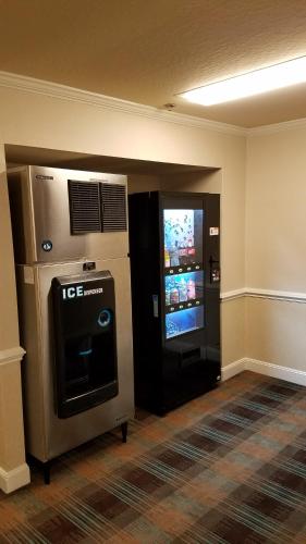 旧金山切尔西酒店的一间设有制冰机和电视的房间