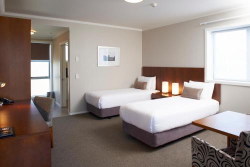汉密尔顿银色汽车旅馆的酒店客房配有两张床和一张书桌