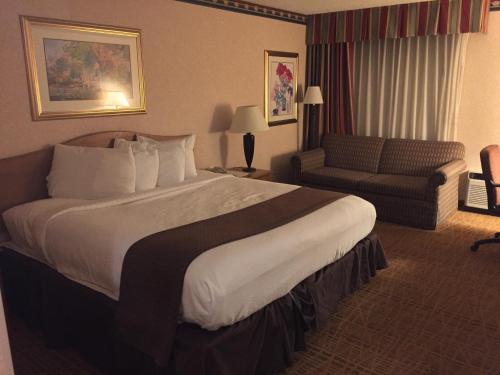 博伊西Americas Best Value Inn & Suites-Boise的酒店客房设有一张大床和一张沙发。