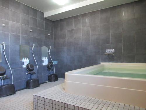 三原中心酒店的一间浴室