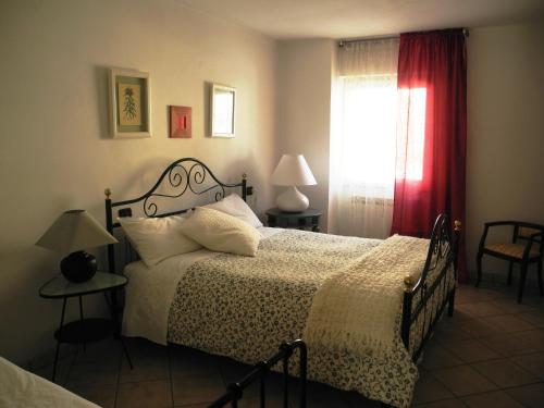 巴切诺Casa Fattorini的一间卧室设有一张床和一个红色的窗户