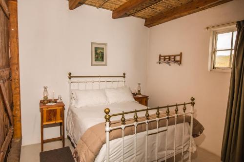 卡利茨多普Matjiesvlei Guestfarm的卧室配有白色的床和窗户。