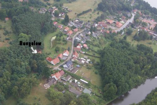 赖因斯贝格Wald&Wiesengeflüster Zechlinerhütte的享有河边山丘上房屋的空中景致