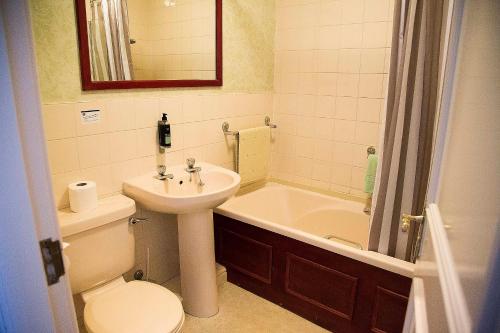 贝弗利莱尔盖特贝斯韦斯特酒店的浴室配有盥洗盆、卫生间和浴缸。