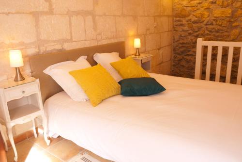 阿尔勒La maison de Fanny的一间卧室配有黄色和白色枕头的床