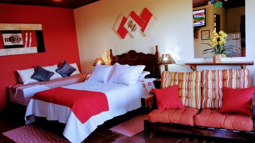 维奥康德马奥Pousada Amor Perfeito的红色卧室配有两张床和一张沙发