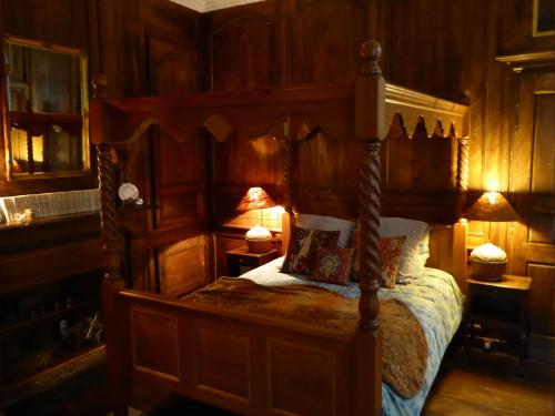 迪南Appartement des Remparts的一间卧室配有一张带木墙的天蓬床。