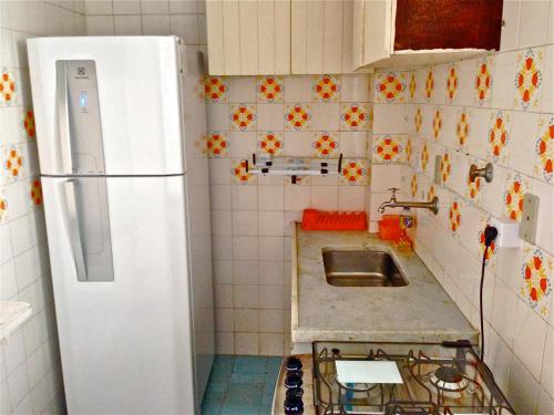 Guarujá Apartment的厨房或小厨房