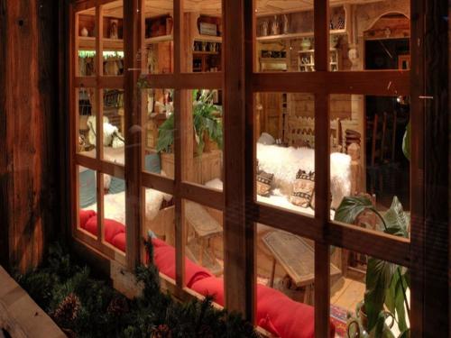 马尼戈德拉克鲁瓦 - 弗莱莱斯小木屋酒店的客房设有一个窗户,沙发