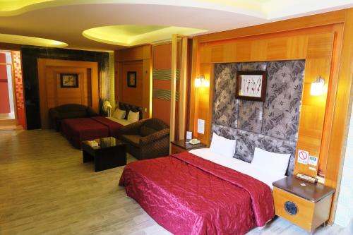 彰化市富晴汽車旅館Fu Ching Motel的酒店客房设有床和客厅。