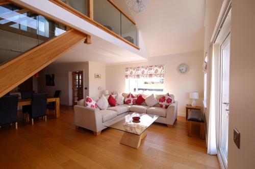 邓韦根Brae Cottage的客厅配有沙发和桌子