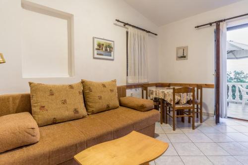PotocnicaApartments Vila Catic的客厅配有沙发和桌子