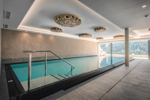 科尔福索Lüch de Costa的一座带室内游泳池的建筑中的游泳池
