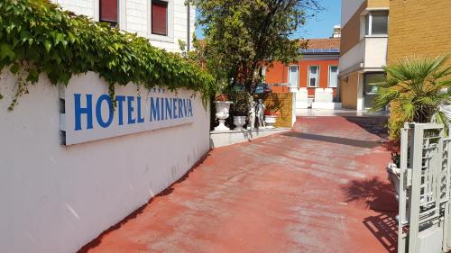 波代诺内米内尔瓦酒店的大楼一侧的酒店部标志