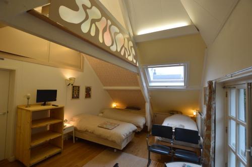 奈梅亨B&B Stadsoase Nijmegen的一间卧室设有双层床和楼梯。