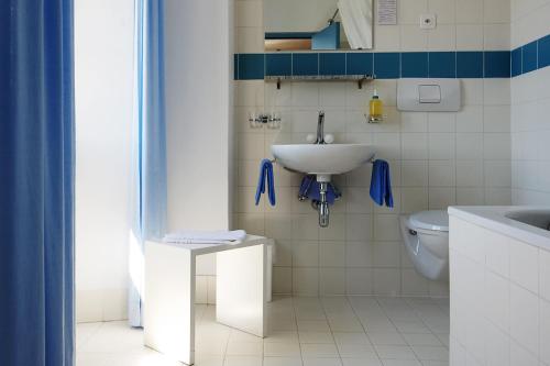 Miglieglia圣斯特法诺酒店的一间带水槽和卫生间的浴室