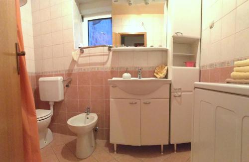 比利切Holiday Home Oliva的一间带水槽、卫生间和镜子的浴室