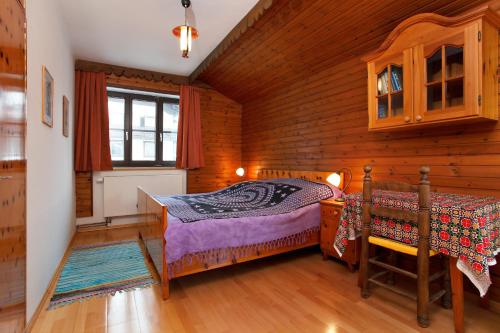 米特尔巴赫Haus W5 - DorfResort Mitterbach的一间卧室设有一张床和木墙