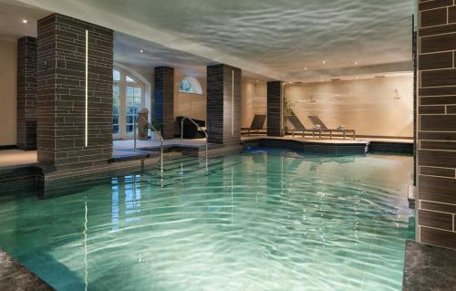 巴斯巴斯小修道院 - 丽莱斯城堡酒店的大型游泳池位于酒店客房内,