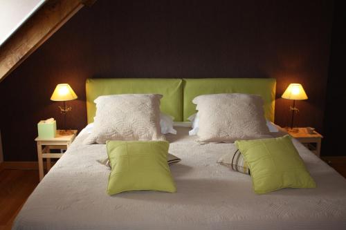 马斯利维克洛斯普莱香波尔德住宿加早餐旅馆的一间卧室配有一张大床、绿色床头板和枕头