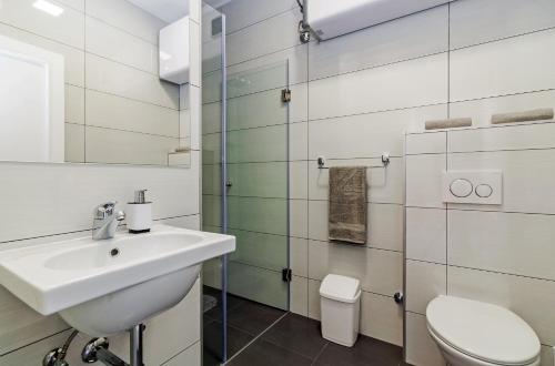 扎达尔Sky Hostel的白色的浴室设有水槽和卫生间。