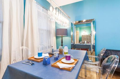 伦敦South Kensington Apartment x4的一张带两个盘子和镜子的蓝色桌子