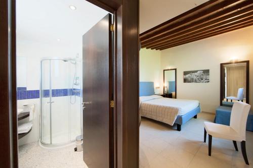 莱切省卡瓦利诺夸特罗斯特尔住宿加早餐旅馆的一间酒店客房 - 带一张床和一间浴室