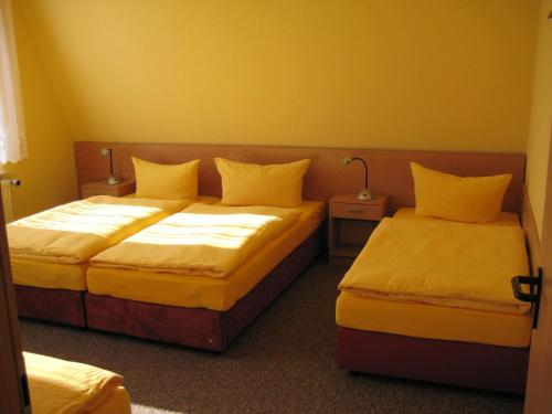 卑尔根格塞施法兹酒店的一间卧室设有两张床和两个床头柜