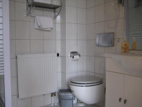 卑尔根格塞施法兹酒店的白色的浴室设有卫生间和水槽。