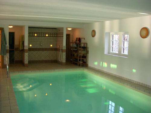 霍登哈根温馨家园酒店的带浴室的客房内的大型游泳池