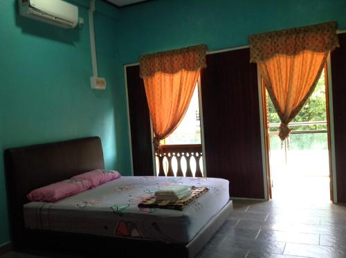 瓜埠斯里特蚌告度假屋的一间卧室设有一张床和一个大窗户