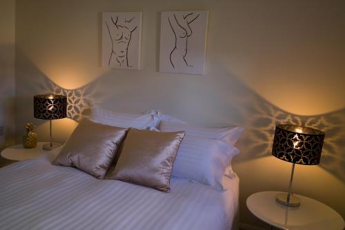 Buckland斯特奥瑞克皮尔斯别墅的一间卧室配有一张带两盏灯的床。