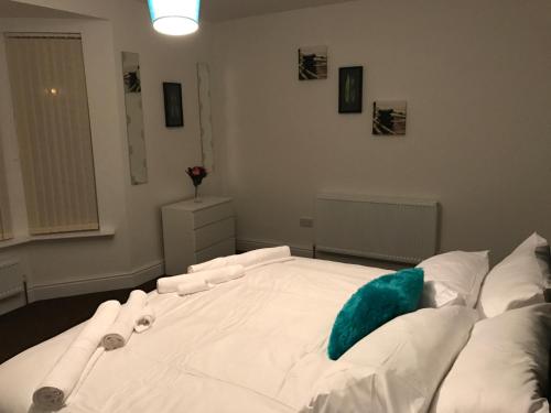 赫尔JO Wordsworth Apartment的一张白色的床,上面有蓝色的枕头