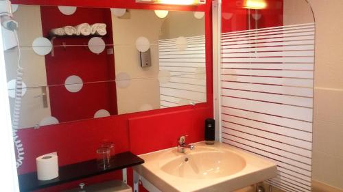 迪关Le Merle Blanc Hôtel Logis的一间带水槽和镜子的浴室