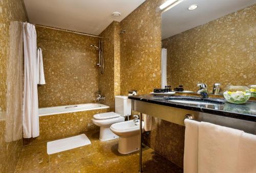 蓬塔德尔加达圣米格尔公园酒店的浴室配有卫生间、盥洗盆和浴缸。