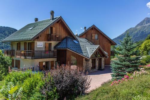 沃雅尼Chalet Saskia - Simply Perfect的一座带绿色屋顶的大型木制房屋