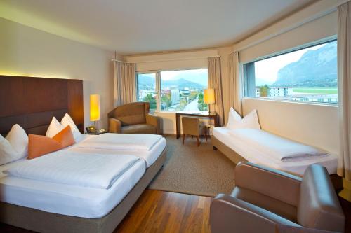 因斯布鲁克西奔兹酒店的酒店客房设有两张床和窗户。