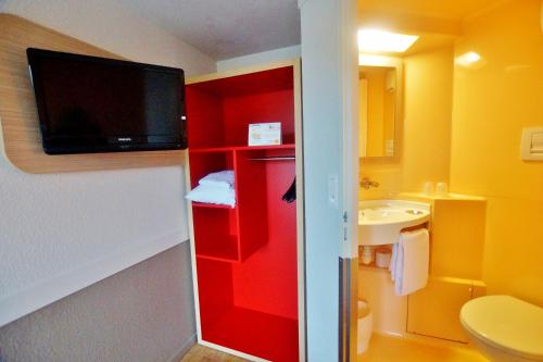 索米尔索米尔普瑞米尔经典酒店的浴室设有红色橱柜和电视机