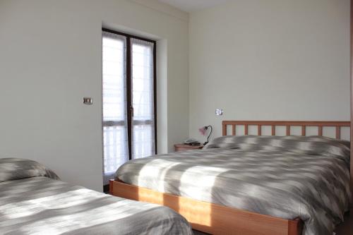 奥温多利Hotel Cenzo的一间卧室设有两张床和窗户。