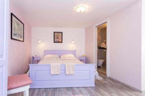 瓦比尼科Holiday Home Smokovec的一间卧室配有蓝色的床和毛巾