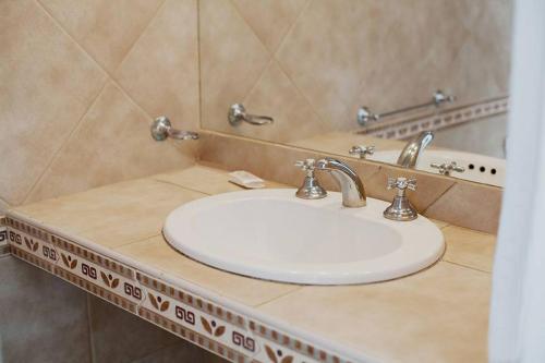 卢汉Hotel del Virrey的浴室设有白色水槽和镜子