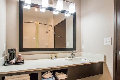沃思堡Executive Inn Fort Worth West的一间带水槽和大镜子的浴室