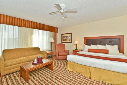 马里恩Best Western Marion Hotel的大型酒店客房,配有床和沙发