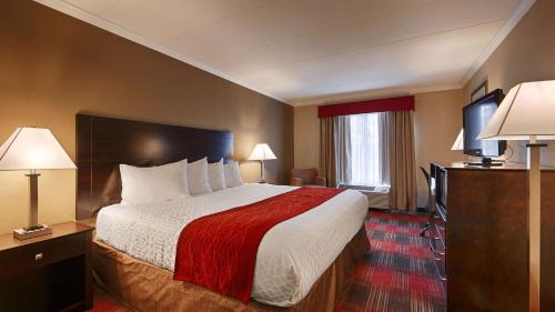 西斯普林菲尔德斯普林菲尔德西贝斯特韦斯特酒店的酒店客房设有一张大床和两盏灯。