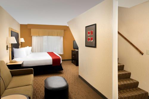 圣安东尼奥阿拉莫套房市区贝斯特韦斯特酒店的酒店客房,设有床和楼梯间