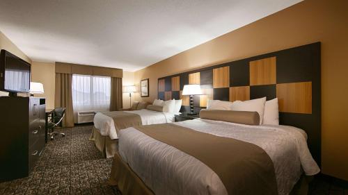 西温多弗温多弗贝斯特韦斯特酒店的酒店客房设有两张床和电视。