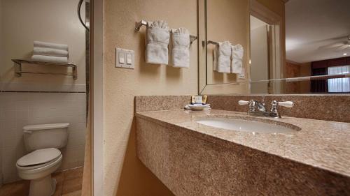 皮尔兰皮尔兰贝斯特韦斯特汽车旅馆的一间带水槽、卫生间和镜子的浴室
